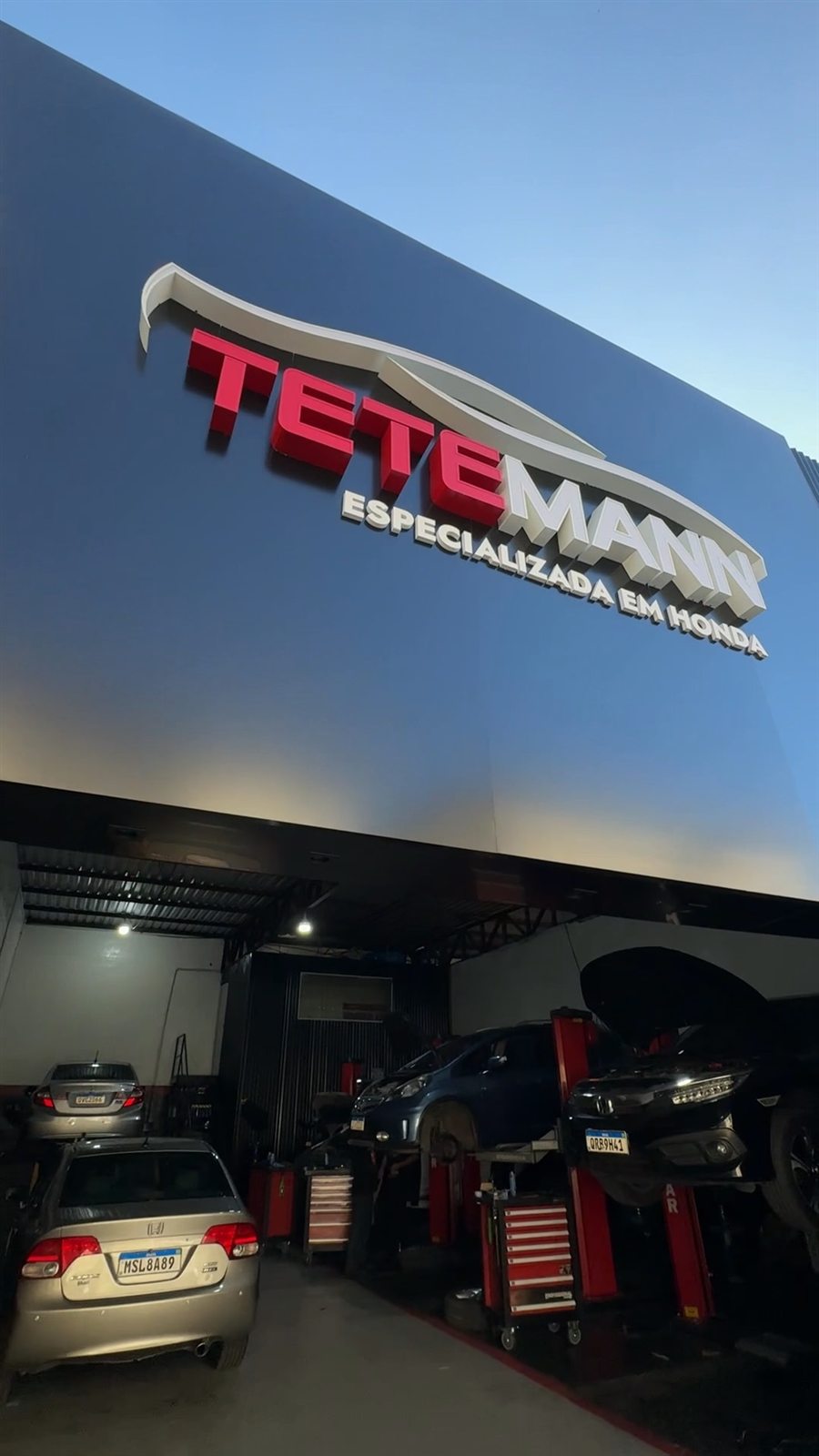 Letreiro luminoso da Tetemann Especializada em Honda na fachada da oficina em Colina de Laranjeiras
