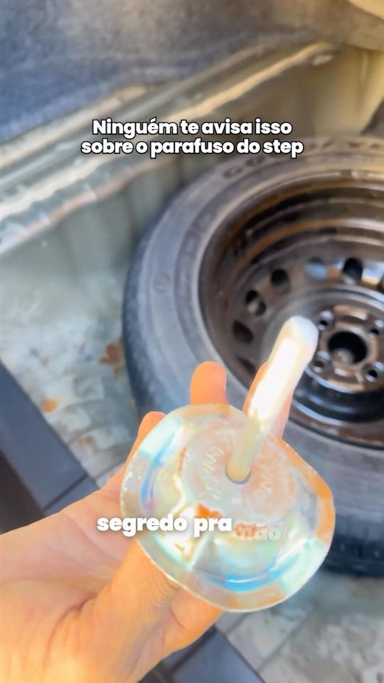 Detalhe do parafuso do step do Honda mostrado por mecânico