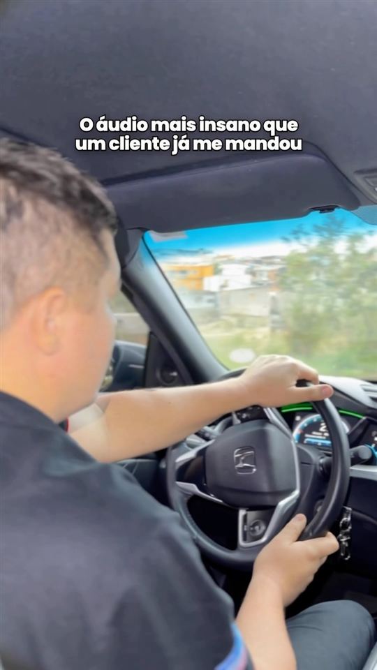 Mecânico testando o carro com cliente ao volante do Honda Civic