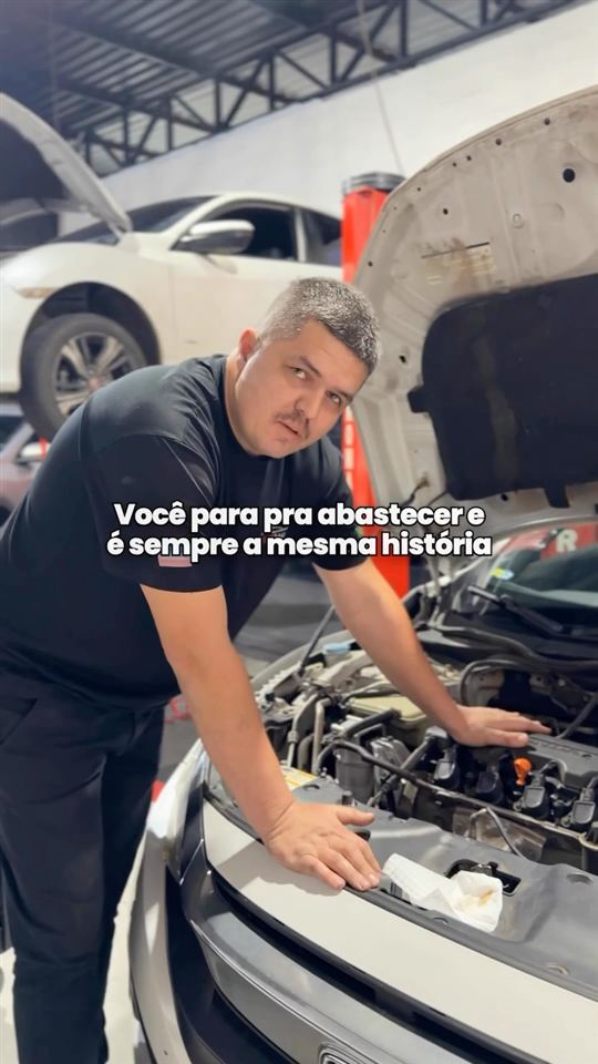 Samuel Teteman verificando o compartimento do motor de um Honda